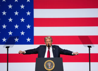 Ante una atípica reunión con mandos militares, Trump insta a convertir ‘ciudades peligrosas’ de EE. UU. en campos de entrenamiento militar