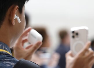 Apple equipa sus AirPods con traducción en inglés, español, portugués, francés y alemán