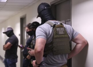 El DHS ignorará ley californiana que prohíbe a agentes migratorios usar máscaras