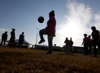 El ICE entrevista a padres que quieren reunirse con sus hijos que ingresaron solos a EE. UU.