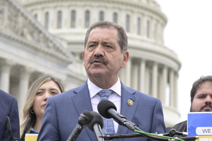 El congresista del Chicago más latino asegura que las redadas de Trump buscan militarizar la ciudad