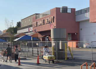 Inmigración se ensaña con el estacionamiento de una tienda en Los Ángeles con 4 redadas