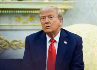 La firma de la carta de Trump a Epstein coincide con sus rúbricas en el mismo período: NYT