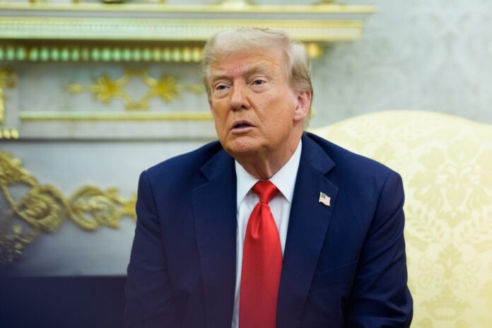 La firma de la carta de Trump a Epstein coincide con sus rúbricas en el mismo período: NYT