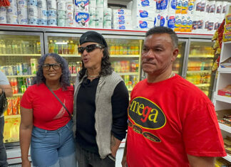 Elvis Crespo recuerda sus raíces en una emotiva visita a la Bodega Vélez en Filadelfia Elvis Crespo