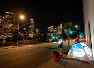 Mayoría en EE. UU. cree que decisiones personales mantienen a la gente en la pobreza, según encuesta