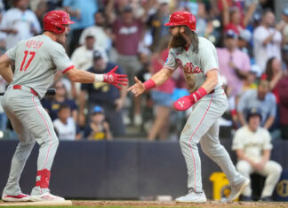 Phillies rally for 10-8 victory in Milwaukee as Brewers manager Pat Murphy gets ejected