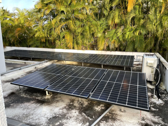 Un 10 % de la electricidad consumida en Puerto Rico proviene de placas solares en techos