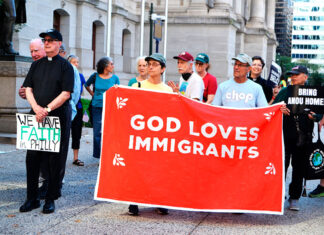 “Manténgase firme, sin miedo”: el llamado del clero a la alcaldesa Parker Parker