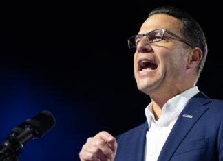 El gobernador Shapiro denuncia «condena selectiva» de Trump sobre violencia en EE. UU. gobernador