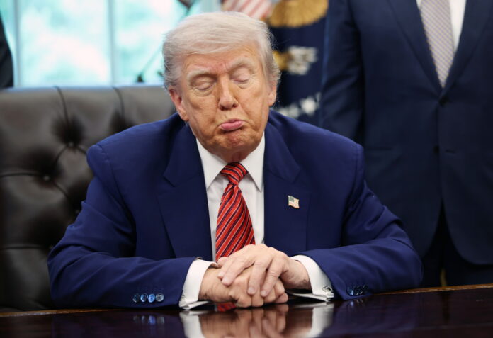 Trump dice que podría imponer aranceles del 25 % a Samsung y otros fabricantes de móviles