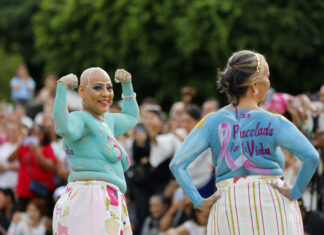 Sobrevivientes de cáncer de mama en México desfilan con bodypaint para dignificar su lucha cáncer