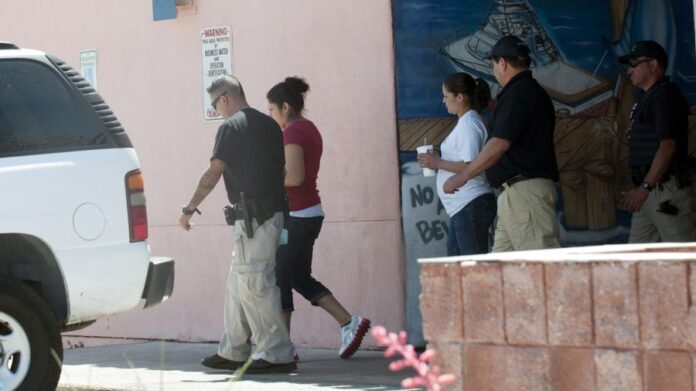 Varios detenidos en una redada migratoria en calle de Nueva York que genera protestas redada