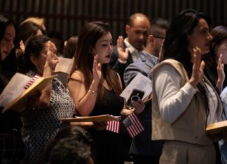 EE. UU. deja de recibir pagos en efectivo para servicios migratorios y de ciudadanía migratorios