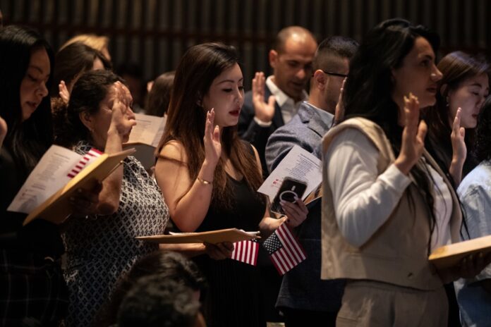EEUU deja de recibir pagos en efectivo para servicios migratorios y de ciudadanía migratorios