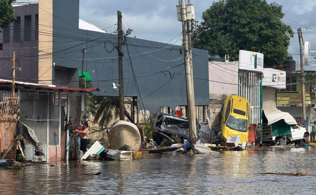 Al menos 23 personas fallecieron y ocho están desaparecidas tras las fuertes lluvias que azotaron México y provocaron numerosas inundaciones, con afectaciones en 31 de los 32 estados del país, según informaron las autoridades este viernes. Las víctimas mortales se han reportado en los estados de Veracruz (este), Querétaro (centro), Hidalgo (centro) y Puebla (centro). En Hidalgo, las autoridades han contabilizado 16 personas fallecidas en derrumbes en los municipios de Tenango y Zacualtipán, según informó en una conferencia de prensa el secretario de Gobierno, Guillermo Olivares Reyna. En Puebla, el gobernador Alejandro Armenta reportó un saldo de al menos cinco personas fallecidas y ocho desaparecidos por deslaves, así como afectaciones en 25 municipios. A estos 21 fallecimientos se suman a otros dos reportados esta mañana por la coordinadora nacional de Protección Civil, Laura Velázquez, durante la conferencia diaria de la presidenta Claudia Sheinbaum. Velázquez indicó que un menor perdió la vida por el deslizamiento de una ladera en Pinal de Amoles, en Querétaro, y un policía murió mientras realizaba operaciones de rescate en las inundaciones en Veracruz. Veracruz, el estado más afectado En Veracruz, el estado con mayores afectaciones, según Velázquez, docenas de personas intentaron resguardarse encima de los techos de edificios y autos en espera de ser auxiliados. Mujeres, hombres y niños sobre autos, techos de comercios y viviendas e incluso aferrados a árboles fueron la escenas que se vivieron cuando un importante río se desbordó e inundó Poza Rica, una de las principales ciudades del norte de Veracruz. Las intensas lluvias registradas en las últimas 72 horas, a causa de los ciclones Priscilla y Raymond, provocaron el desbordamiento del Río Cazones, causando inundaciones en amplias zonas del municipio petrolero de Poza Rica, una ciudad ubicada a 270 kilómetros al este de la capital del país. Si bien las autoridades federales habían alertado de una inminente inundación, la crecida del afluente fue mayor y las corrientes de agua ingresaron a amplías zonas de la ciudad, dejando atrapados a docenas de ciudadanos. Los propios habitantes difundieron videos en redes sociales donde se observa el ingreso del agua y cómo las víctimas intentaban salvarse, así como el agua cubriendo a autobuses de pasajeros, autos, comercios, edificios y viviendas. La magnitud de la inundación ha impedido a las autoridades cifrar el número de posibles víctimas o daños en viviendas e infraestructura pública en Poza Rica. Las intensas precipitaciones pluviales y el crecimiento de los ríos han dejado afectaciones en al menos 48 municipios de Veracruz, principalmente en el norte del estado. Para atender la emergencia nacional, Sheinbaum informó que sostuvo una reunión virtual urgente con los gobernadores de los estados de Veracruz, Puebla, Hidalgo, San Luis Potosí, Querétaro y Guerrero. También estuvieron presentes los titulares de las secretarías de Defensa, Marina, Gobernación, Bienestar, y Comunicaciones y Transportes, además de la Comisión Nacional del Agua (Conagua), Comisión Federal de Electricidad (CFE) y Protección Civil. "Trabajamos para apoyar a la población, abrir caminos y restablecer el servicio eléctrico", señaló la mandataria mexicana en un breve mensaje en X.