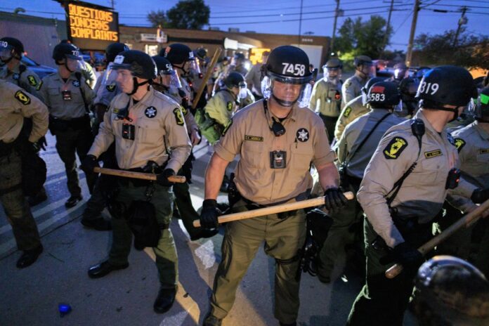 HRW: ICE recurrió a tácticas violentas para reprimir protestas migratorias en Chicago ICE