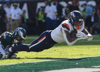 Broncos remontan 14 puntos y propinan a Eagles su primera derrota de la temporada, 21-17