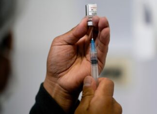 Las vacunas contra el COVID-19 podrían ayudar a algunos pacientes con cáncer a combatir tumores vacunas