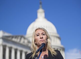 Congresista propone inglés como idioma único frente a la defensa del español de Bad Bunny