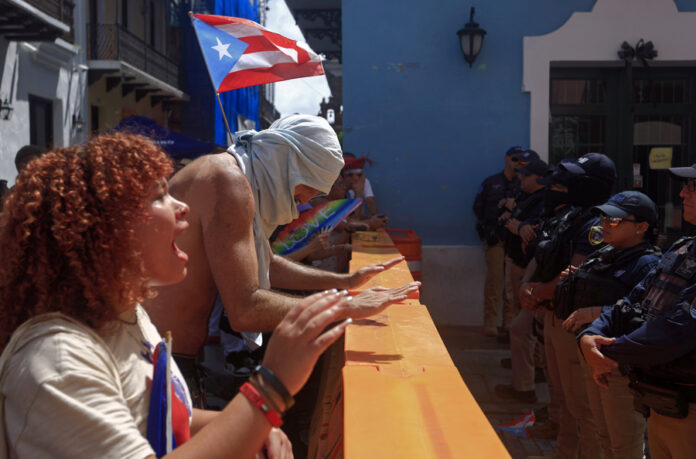 Detienen a activista y surgen incidentes en protesta contra el Gobierno en Puerto Rico