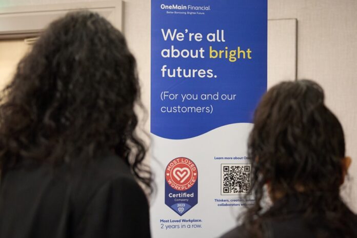 Las latinas siguen teniendo salarios más bajos en EEUU a pesar de logros universitarios