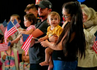 Trump considera permitir muchos menos refugiados y la mayoría serían sudafricanos blancos