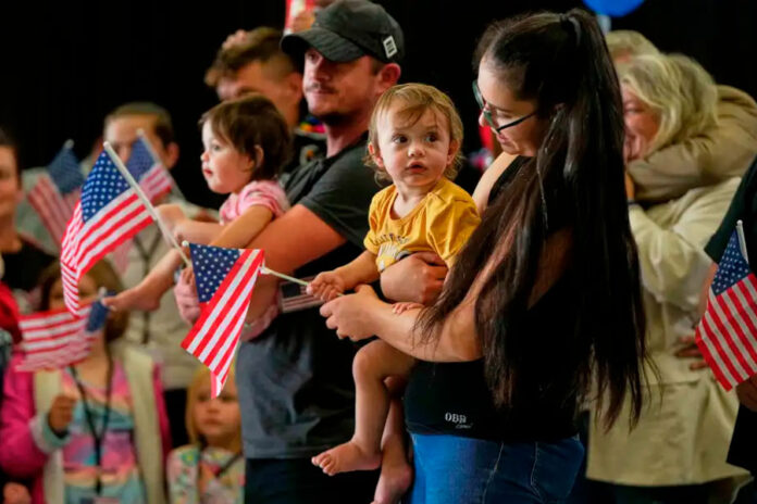 Trump-considera-permitir-muchos-menos-refugiados-y-la-mayoría-serían-sudafricanos-blancos