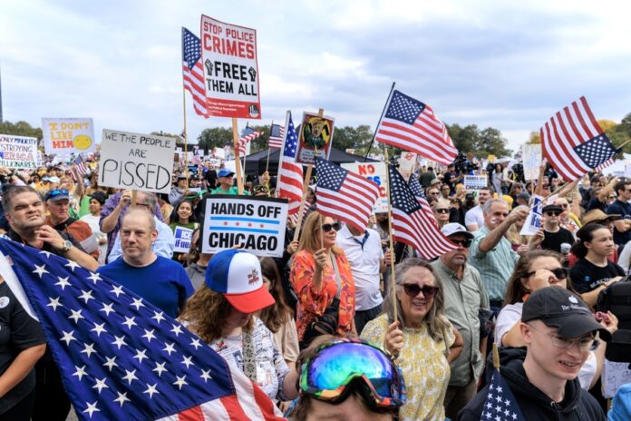 Miles de personas en todo EE.UU. protestan contra Trump: "No queremos Reyes" No queremos Reyes