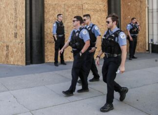 Policía detenido por ICE por ser indocumentado tenía permiso de trabajo, dice alcalde