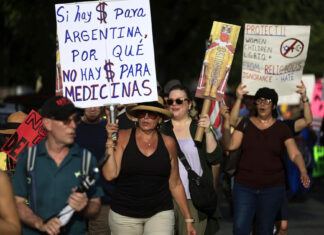 Cientos de puertorriqueños se unen a las protestas contra políticas autoritarias de Trump