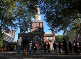 Parques siguen abiertos pese al cierre, pero cierran la Campana de la Libertad campana