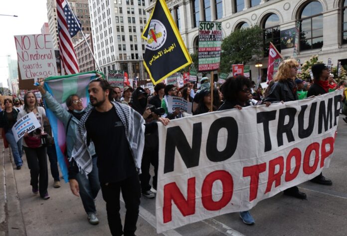 Juez federal ordena liberar a cientos de arrestados en las redadas migratorias en Chicago juez