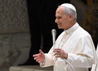 León XIV pide a los jóvenes no politizar la Iglesia y construir «puentes en vez de muros» León XIV