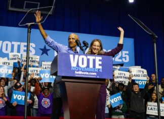 Trump presiona a legisladores republicanos mientras Obama participa en mítines demócratas