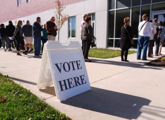Jueza federal falla que Trump no puede exigir prueba de ciudadanía en formulario de votación federal ciudadanía