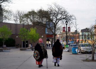 «¿Dónde estaría EE. UU. sin nosotros?». Comunidad de refugiados impactada por límites de la Casa Blanca EE. UU.