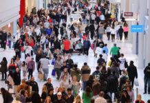 Estadounidenses gastan miles de millones el Black Friday pese a la incertidumbre económica Black Friday