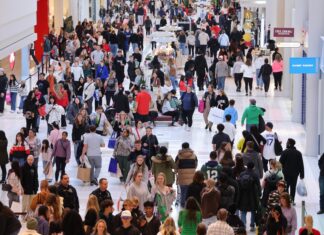 Estadounidenses gastan miles de millones el Black Friday pese a la incertidumbre económica Black Friday