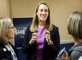 Candidata demócrata a gobernación de Nueva Jersey reduce ventaja sobre rival republicano