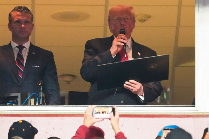 Donald-Trump-abucheado-como-el-primer-presidente-en-funciones-en-asistir-a-juego-de-NFL-desde-1978