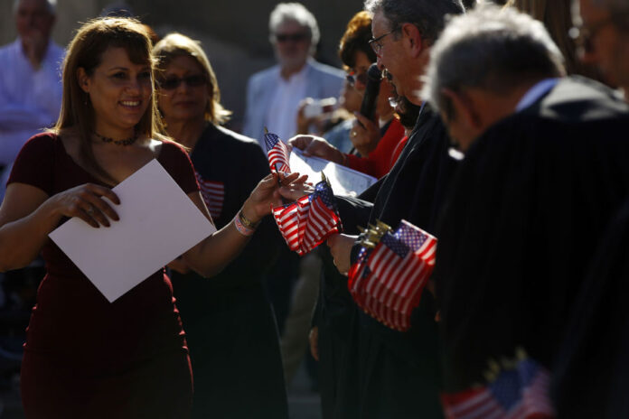 EEUU anuncia un aumento del costo para ciertos trámites migratorios por la inflación