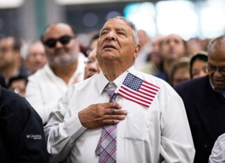 EE. UU. incluye a cubanos y venezolanos en la «revisión rigurosa» de tarjetas de residente