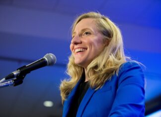 Encuestas otorgan una clara ventaja a candidata demócrata para ser gobernadora en Virginia