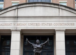 Juez dice que el caso contra exdirector del FBI peligra por mala praxis del Gobierno Trump