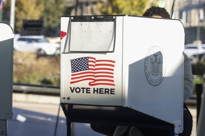 Los neoyorquinos eligen alcalde en una jornada marcada por el récord de voto anticipado