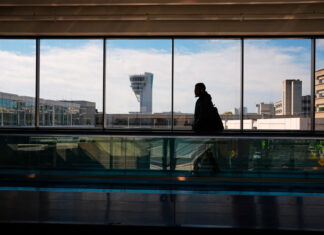 Los principales aeropuertos de EE. UU. recortarán vuelos por la falta de personal debido al cierre