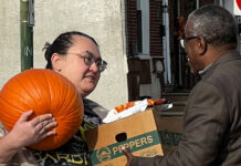 Más allá del pavo: la lucha contra el hambre en los vecindarios latinos de Filadelfia