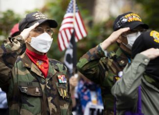 Obama sorprende a veteranos de guerra en Corea y Vietnam a su llegada a Washington DC