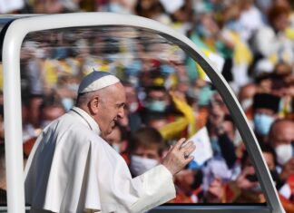 Papamóvil de Francisco llega a Belén como clínica pero Israel no permite que entre en Gaza